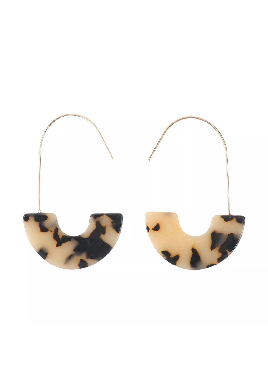 Resin Wire Hoop Earrings in Blonde Tortoise - Cooper Lucy
