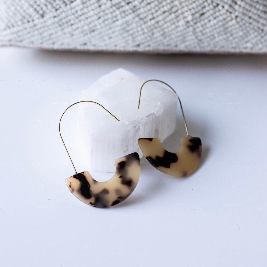 Resin Wire Hoop Earrings in Blonde Tortoise - Cooper Lucy