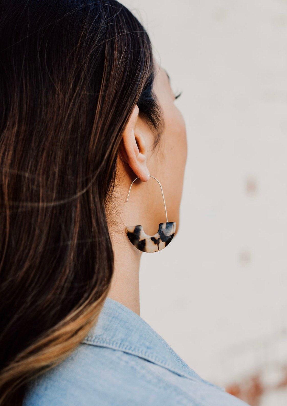Resin Wire Hoop Earrings in Blonde Tortoise - Cooper Lucy