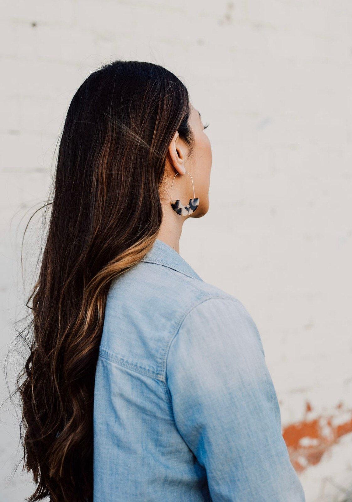 Resin Wire Hoop Earrings in Blonde Tortoise - Cooper Lucy