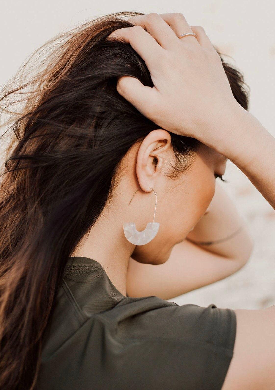 Resin Wire Hoop Earrings in Albino Tortoise - Cooper Lucy