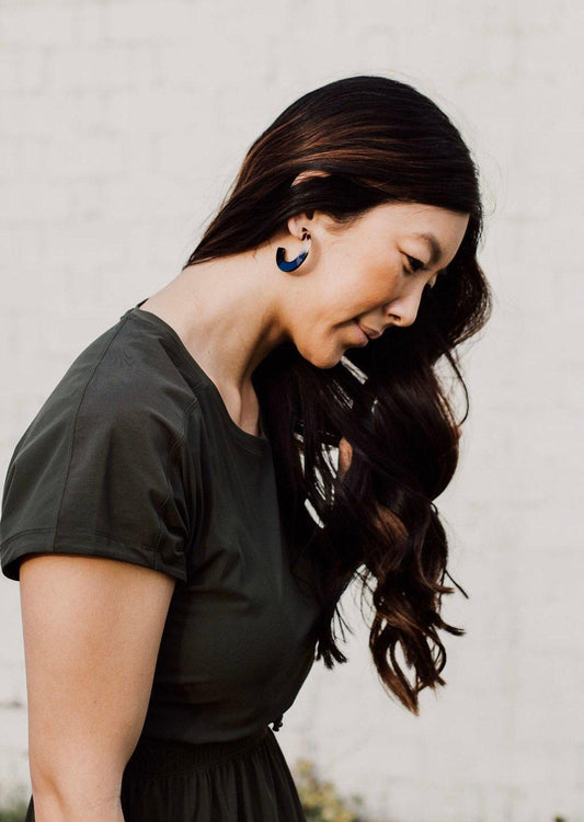 Palmer Hoop Earrings in black blonde tortoise - Cooper Lucy