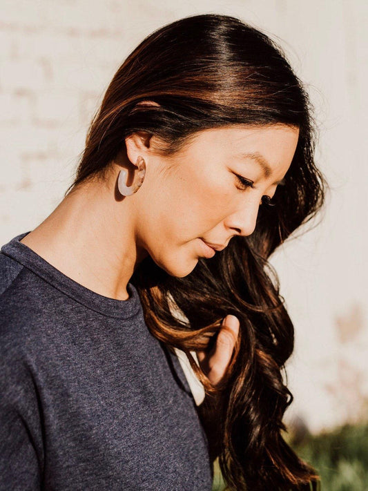 Palmer Hoop Earrings in Alabaster Pearl - Cooper Lucy