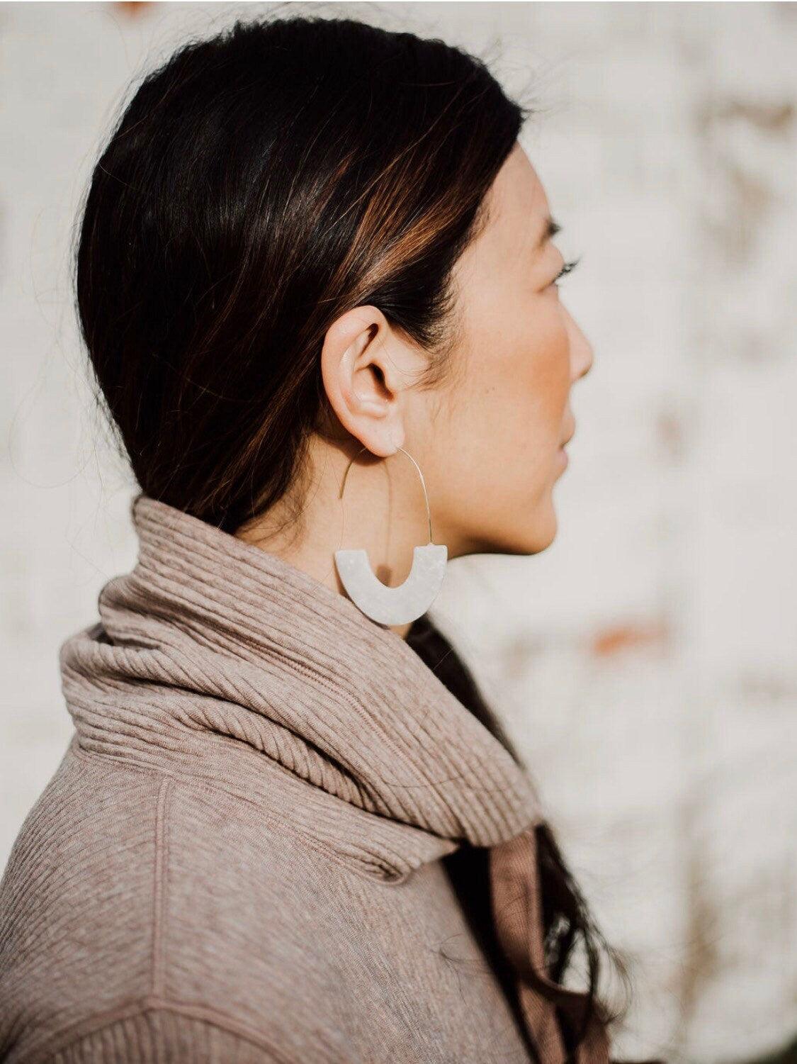 Resin Wire Hoop Earrings in Albino Tortoise Large - Cooper Lucy