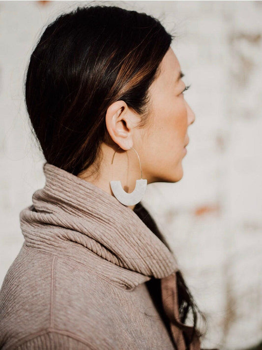 Resin Wire Hoop Earrings in Albino Tortoise Large - Cooper Lucy