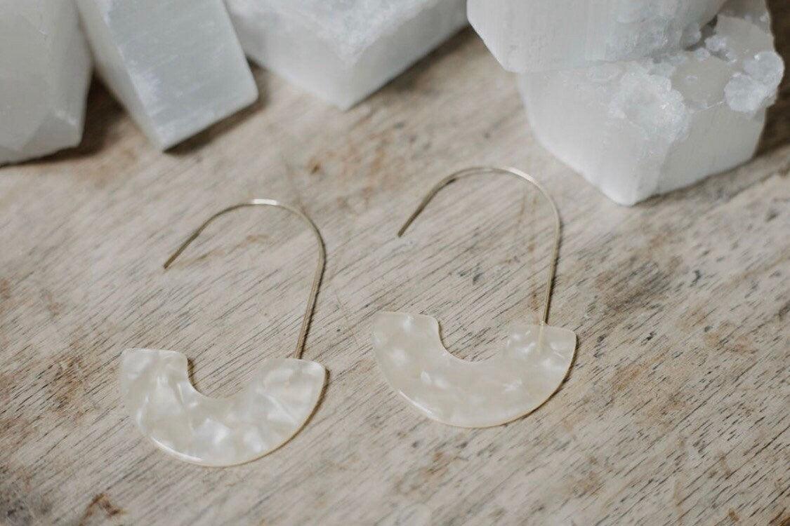 Resin Wire Hoop Earrings in Bone Tortoise - Cooper Lucy