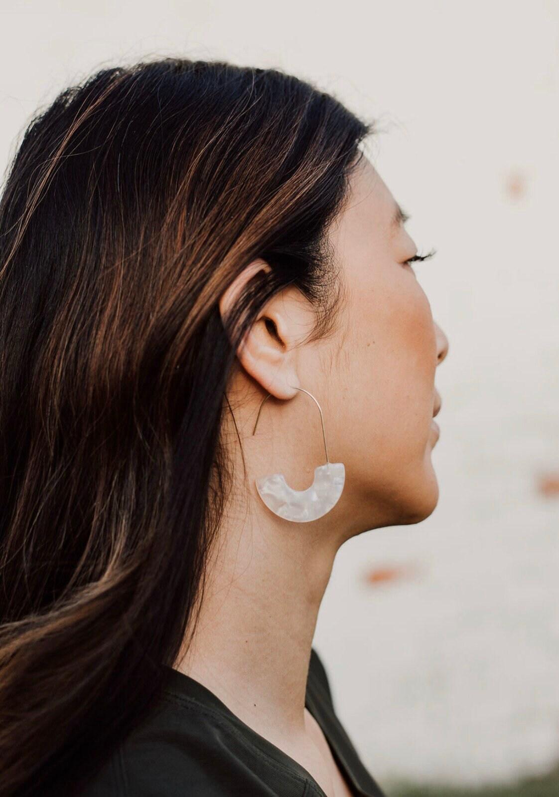 Resin Wire Hoop Earrings in Bone Tortoise - Cooper Lucy