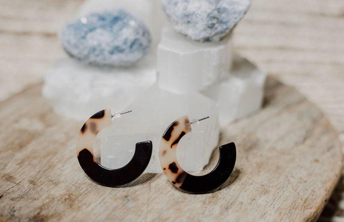 Palmer Hoop Earrings in black blonde tortoise - Cooper Lucy