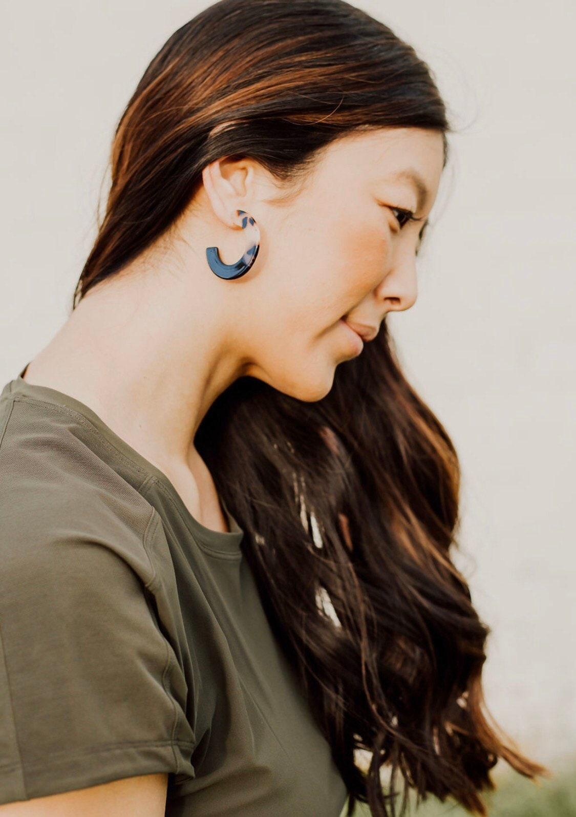 Palmer Hoop Earrings in black blonde tortoise - Cooper Lucy