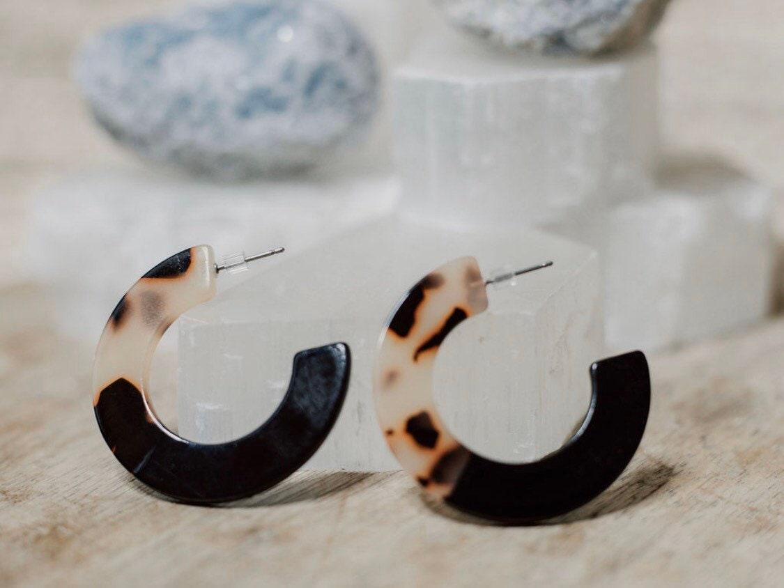 Palmer Hoop Earrings in black blonde tortoise - Cooper Lucy
