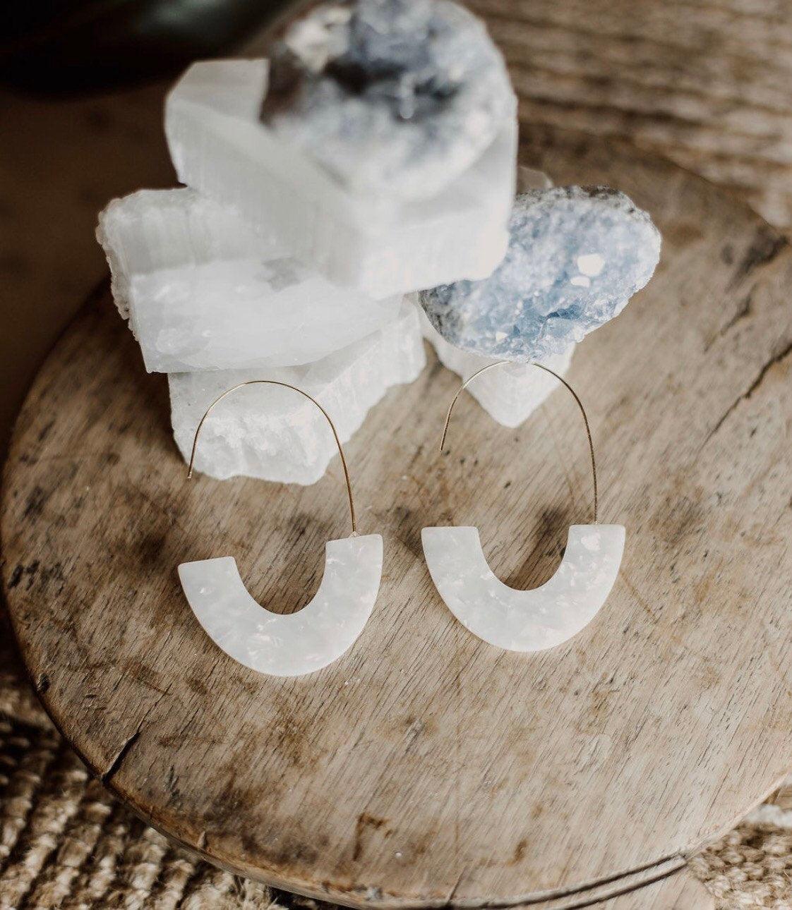 Resin Wire Hoop Earrings in Albino Tortoise Large - Cooper Lucy